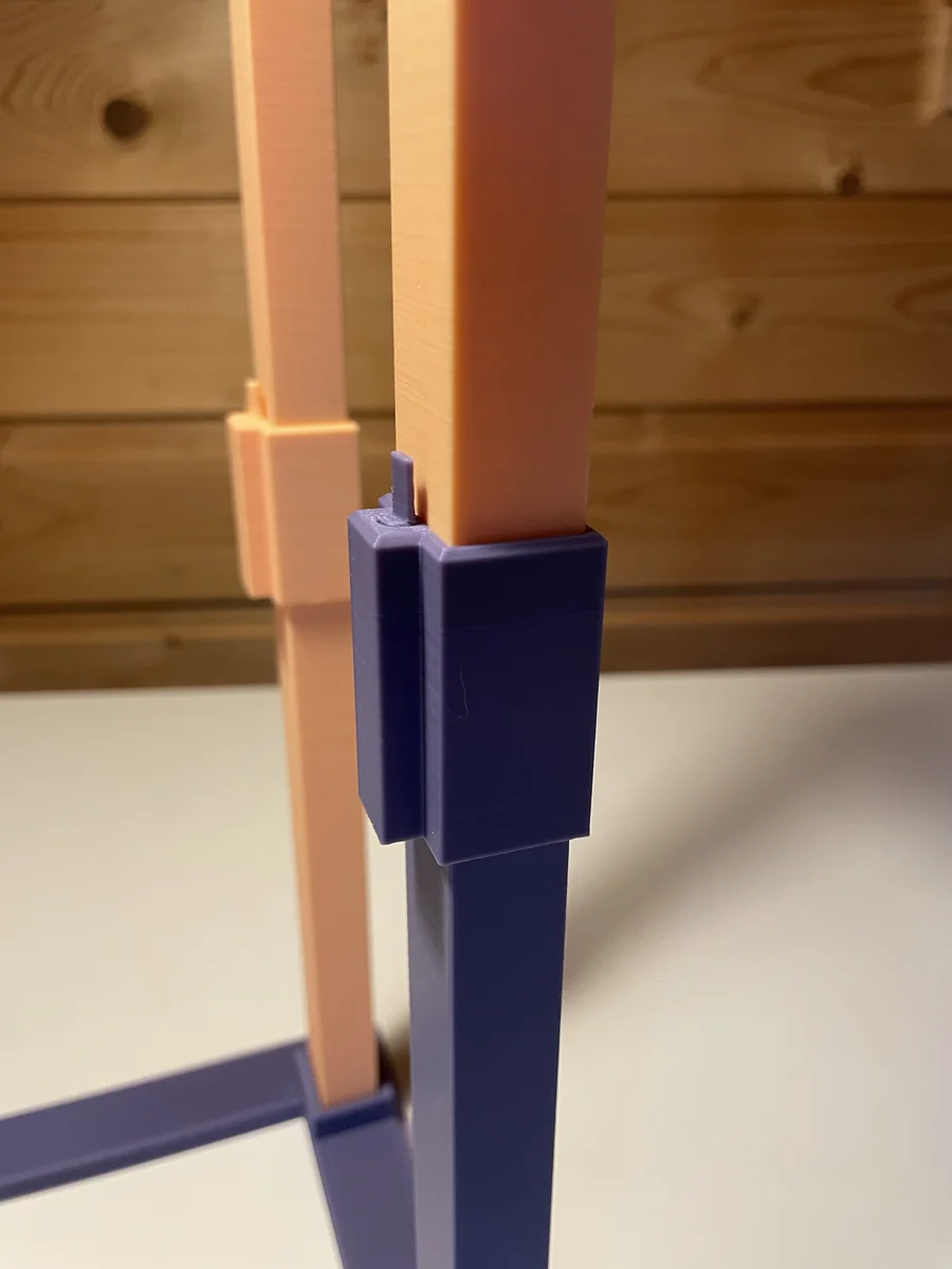 A close view of the purple print-in-place locking collar gripping two sections of a recording-stand mast